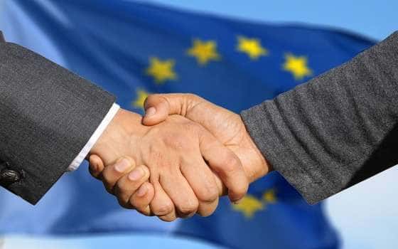 рукопожатие на фоне флага ЕС