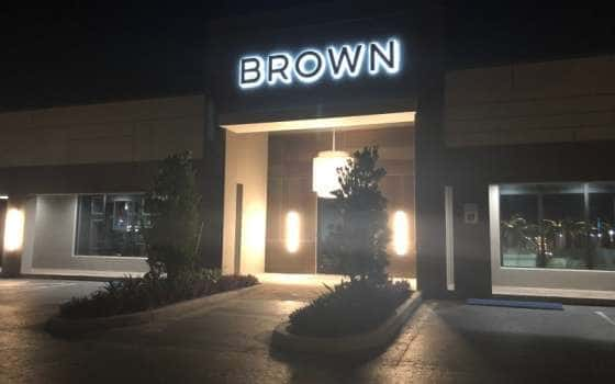 вивіска Brown