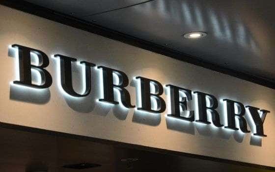 вывеска Burberry