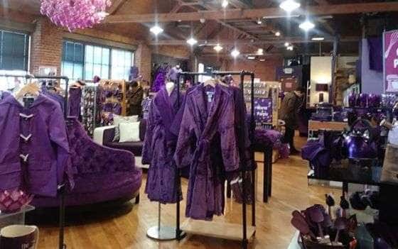 Магазин с фиолетовым товаром